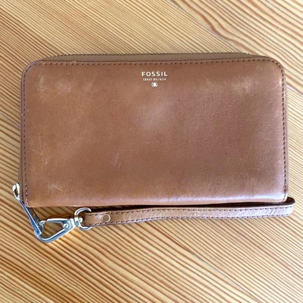 Brown Leather Fossil Clutch Wallet